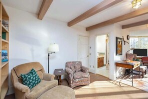 TV - Anchorage Escape | 3-Acre Oasis | Stream Side (Anchorage)