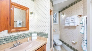 Een douche, handdoeken