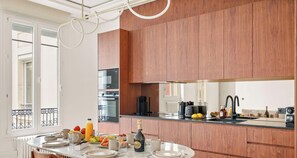 Wasserkocher mit Kaffee-/Teezubehör, Kühlschrank, Mikrowelle, Ofen