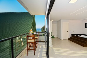 Ein modernes Interieur mit einem Balkon, einem Essbereich und einer Treppe.