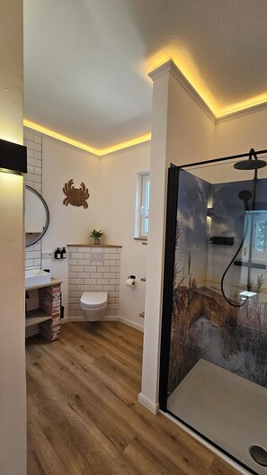 Shower, hair dryer, towels, soap - Vrbo Property (Friedrichstadt)