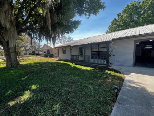 Cozy 2-BD/2 BA water front home in quiet town Okeechobee