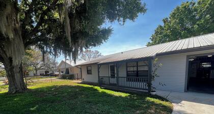 Cozy 2-BD/2 BA water front home in quiet town Okeechobee