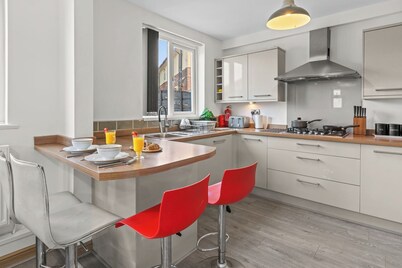Comfortable 4BR Home | For Families & Contractors