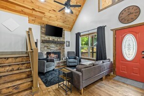 Smart TV, fireplace, video games, table football - Resort Cabin/ Fire pit/ Pets/ Tubes (Ellijay)