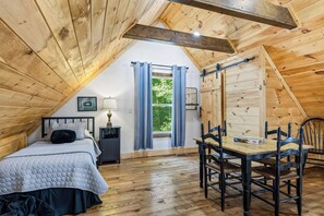 4 bedrooms, travel cot, free WiFi, bed sheets - Resort Cabin/ Fire pit/ Pets/ Tubes (Ellijay)