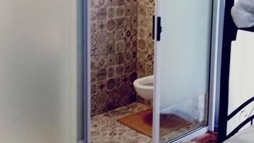 Familie vierpersoonskamer | Badkamer | Een douche, handdoeken, zeep, toiletpapier
