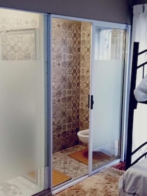 Family Quadruple Room | Bathroom - BKaap2 Queens and Kings Guest House (Cape Town)