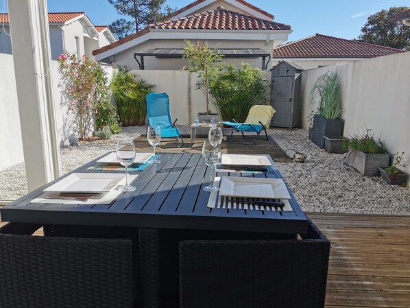 Outdoor dining - Fully Equipped Apartment in Mimizan Plage (Mimizan)