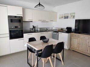 Private kitchen - Fully Equipped Apartment in Mimizan Plage (Mimizan)