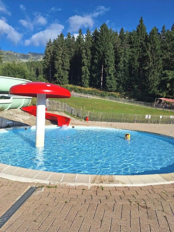 Outdoor pool - Studio apartment for 4–5 people at the base of the slopes and restaurants (Les Adrets)