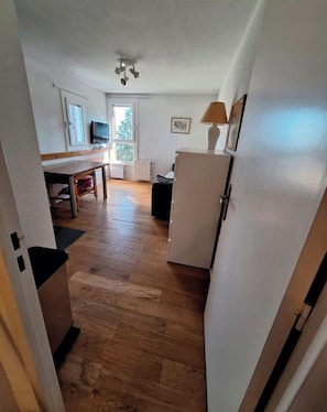 Interior - Studio apartment for 4–5 people at the base of the slopes and restaurants (Les Adrets)