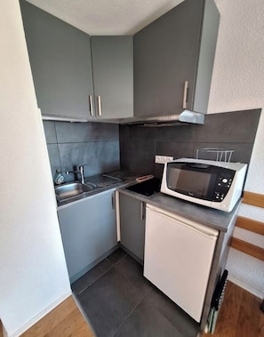 Coffee/tea maker, microwave, oven, stovetop - Studio apartment for 4–5 people at the base of the slopes and restaurants (Les Adrets)