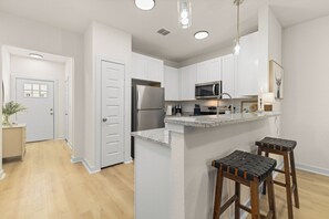 Private kitchen - Family Retreat Near SeaWorld + Pool & Pickleball (San Antonio)
