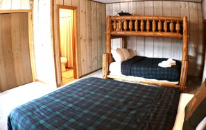 Desk, free WiFi, bed sheets - River Garden - In town - New Property! - Washer/Dryer - Wood Burning Fireplace - (Red River)