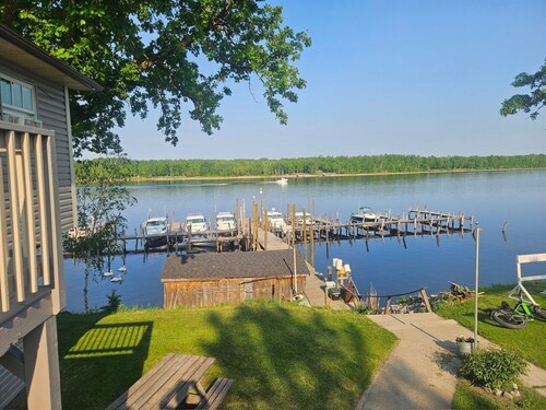 Lovely 2-bedroom apartment with AC on the beautiful Rainy River. Sleeps 6