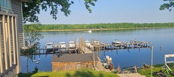 Lovely 2-bedroom apartment with AC on the beautiful Rainy River. Sleeps 6