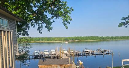 Lovely 2-bedroom apartment with AC on the beautiful Rainy River. Sleeps 6