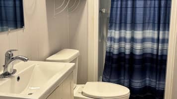 Douche, sèche-cheveux, serviettes fournies, savon