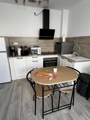 Private kitchen - Vrbo Property (Évaux-les-Bains)