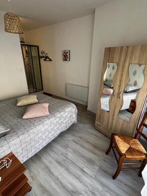 Iron/ironing board, WiFi, bed sheets - Vrbo Property (Évaux-les-Bains)