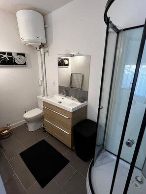 Shower, hair dryer, towels, soap - Vrbo Property (Évaux-les-Bains)