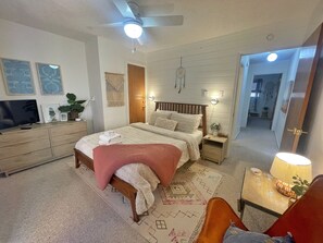 Iron/ironing board, free WiFi, bed sheets - Valley Condo 108 - Creekside - Wi-Fi - Hot Tub - Fireplace - Washer/Dryer - Play (Red River)