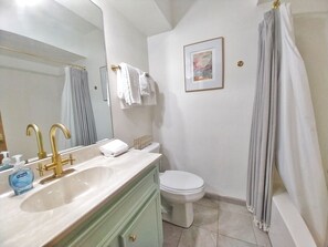 Hair dryer, towels - Valley Condo 108 - Creekside - Wi-Fi - Hot Tub - Fireplace - Washer/Dryer - Play (Red River)