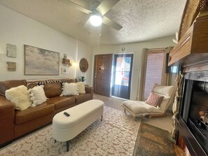 Smart TV, fireplace, DVD player - Valley Condo 108 - Creekside - Wi-Fi - Hot Tub - Fireplace - Washer/Dryer - Play (Red River)