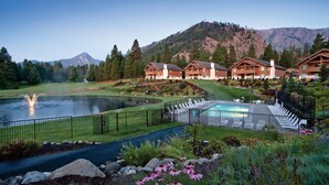 A resort with a swimming pool, a golf course, and mountain views. - Leavenworth 2BR Mountain Villa – Full Kitchen, Balcony & Near Bavarian Village (Leavenworth)