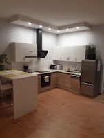 Frigorífico pequeño, microondas, horno y placa de cocina