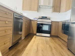 Private kitchen - 🌟Beautiful Home | Sleeps 8 | Free Parking & WiFi|Near Airport and Downtown| (Calgary)