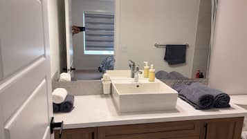 Douche, sèche-cheveux, serviettes fournies, savon