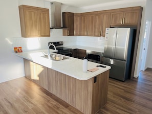 Private kitchen - 🌟Beautiful Home | Sleeps 8 | Free Parking & WiFi|Near Airport and Downtown| (Calgary)