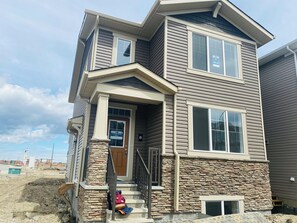 Exterior - 🌟Beautiful Home | Sleeps 8 | Free Parking & WiFi|Near Airport and Downtown| (Calgary)