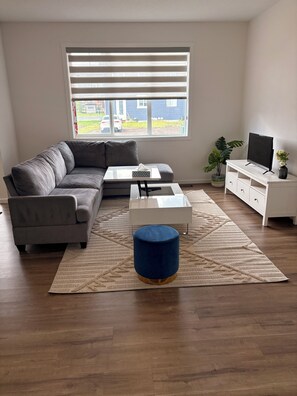 Living area - 🌟Beautiful Home | Sleeps 8 | Free Parking & WiFi|Near Airport and Downtown| (Calgary)