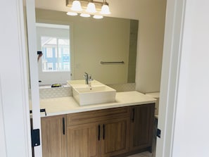 Shower, hair dryer, towels, soap - 🌟Beautiful Home | Sleeps 8 | Free Parking & WiFi|Near Airport and Downtown| (Calgary)
