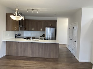 Private kitchen - 🌟Beautiful Home | Sleeps 8 | Free Parking & WiFi|Near Airport and Downtown| (Calgary)