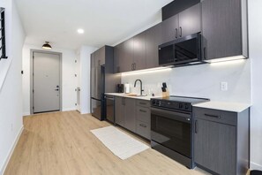 Wasserkocher mit Kaffee-/Teezubehör, Kühlschrank, Mikrowelle, Ofen