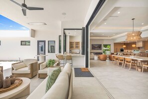 Fernseher, Kamin, Arbeitsbereiche
