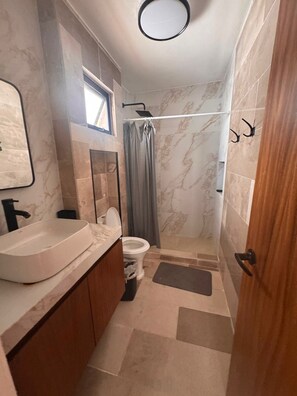 Shower, towels, toilet paper - Luxury beachfront apartment on the Costa Dorada, Chicxulub. (Chicxulub)