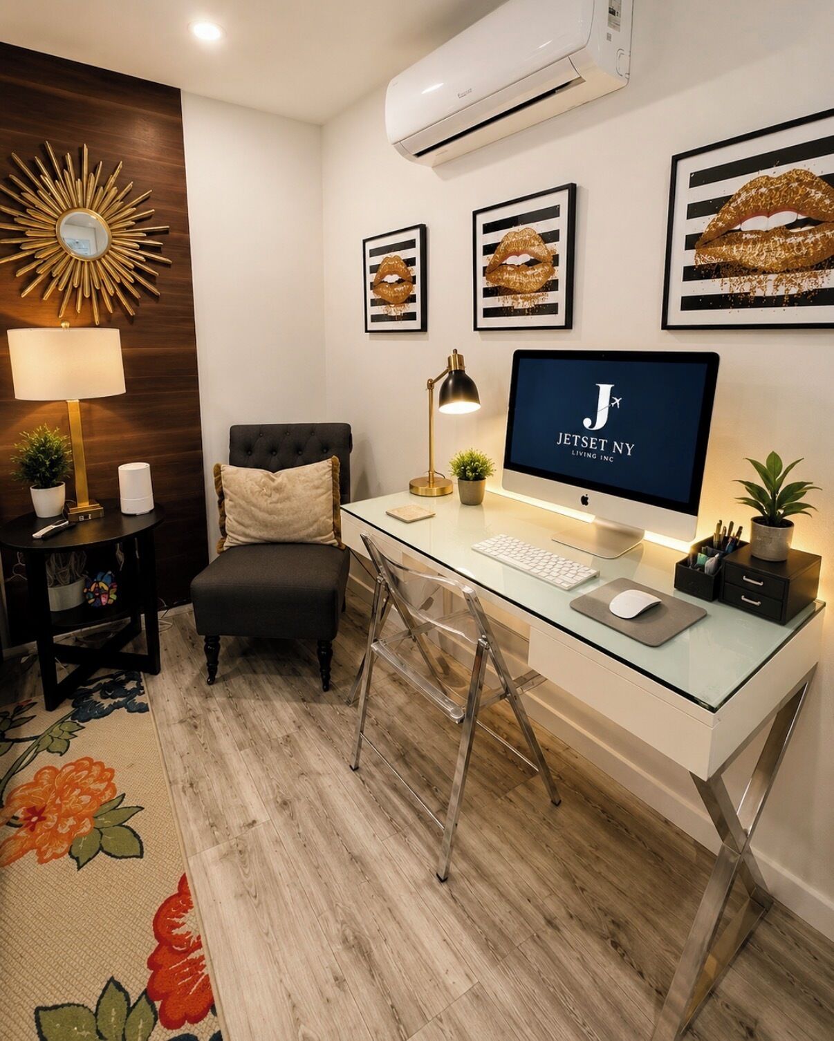 Un espacio de oficina moderno con escritorio, silla, ordenador y adornos.