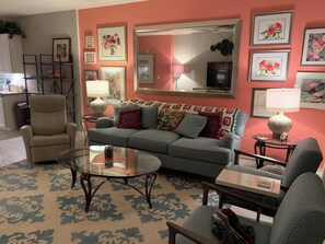 Living area - 1900 month. Fort Myers. Thru Nov. (Fort Myers)