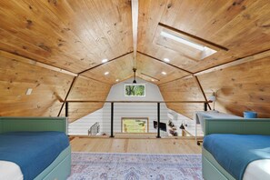 Room - Luxury Cabin 1.5 hours from Dallas (Athens)