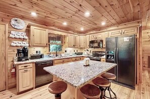 Private kitchen - 
Modern Rustic Cabin~Hot Tub~Pet Friendly (Ellijay)