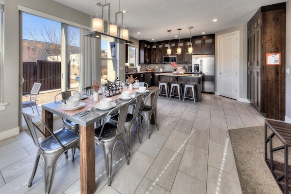 Dining - Entrada Moab Retreat Collection | Two Luxury Townhomes for Large Groups | Pools, Hot Tubs & Bikes (Moab)