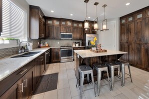 Coffee/tea maker, fridge, microwave, oven - Entrada Moab Retreat Collection | Two Luxury Townhomes for Large Groups | Pools, Hot Tubs & Bikes (Moab)