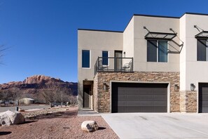 Exterior - Entrada Moab Retreat Collection | Two Luxury Townhomes for Large Groups | Pools, Hot Tubs & Bikes (Moab)