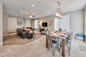 TV - Entrada Moab Retreat Collection | Two Luxury Townhomes for Large Groups | Pools, Hot Tubs & Bikes (Moab)