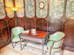 Lobby - Graceful historic estate in south-east Springfield-stained glass, upper veranda (Springfield)